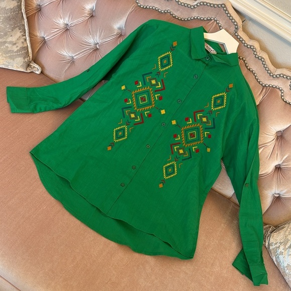 NWOT EMBROIDERED BUTTON DOWN SHIRT SIZE M - Picture 6 of 17